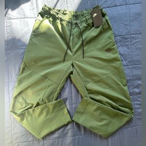 Nike Sportswear Tapered Tech Woven Pants Joggers Men's M Green CU4483-337 NWT